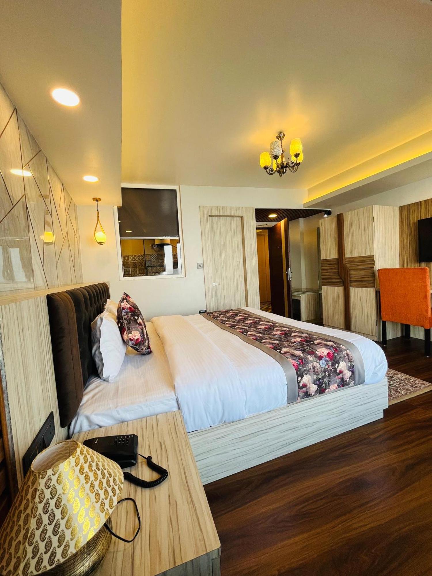 Luxury Stay At Hotel Broadway Boutique Mall Road Chowrasta Near Mahakal Temple Darjeeling  Exterior foto