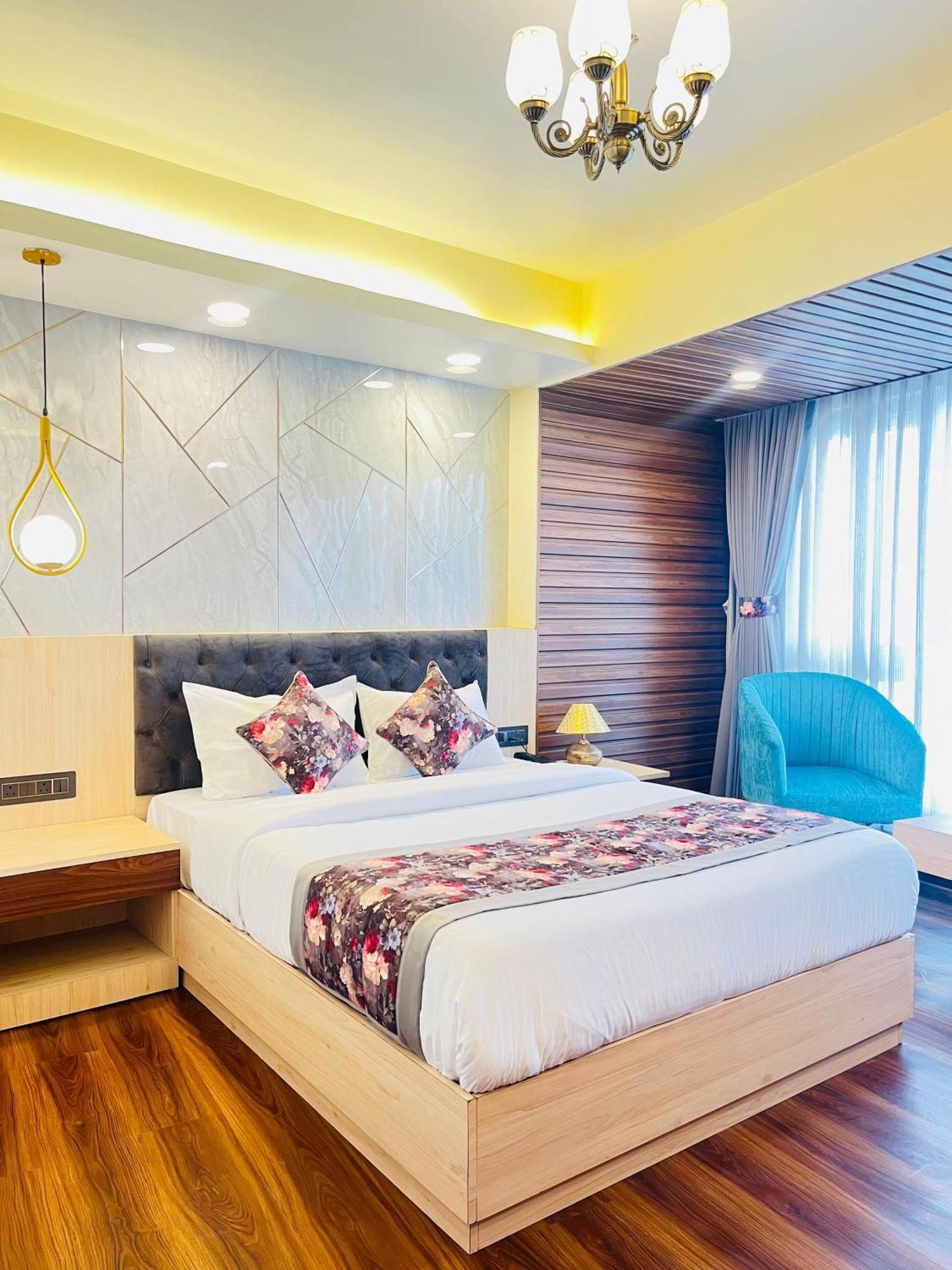 Luxury Stay At Hotel Broadway Boutique Mall Road Chowrasta Near Mahakal Temple Darjeeling  Exterior foto