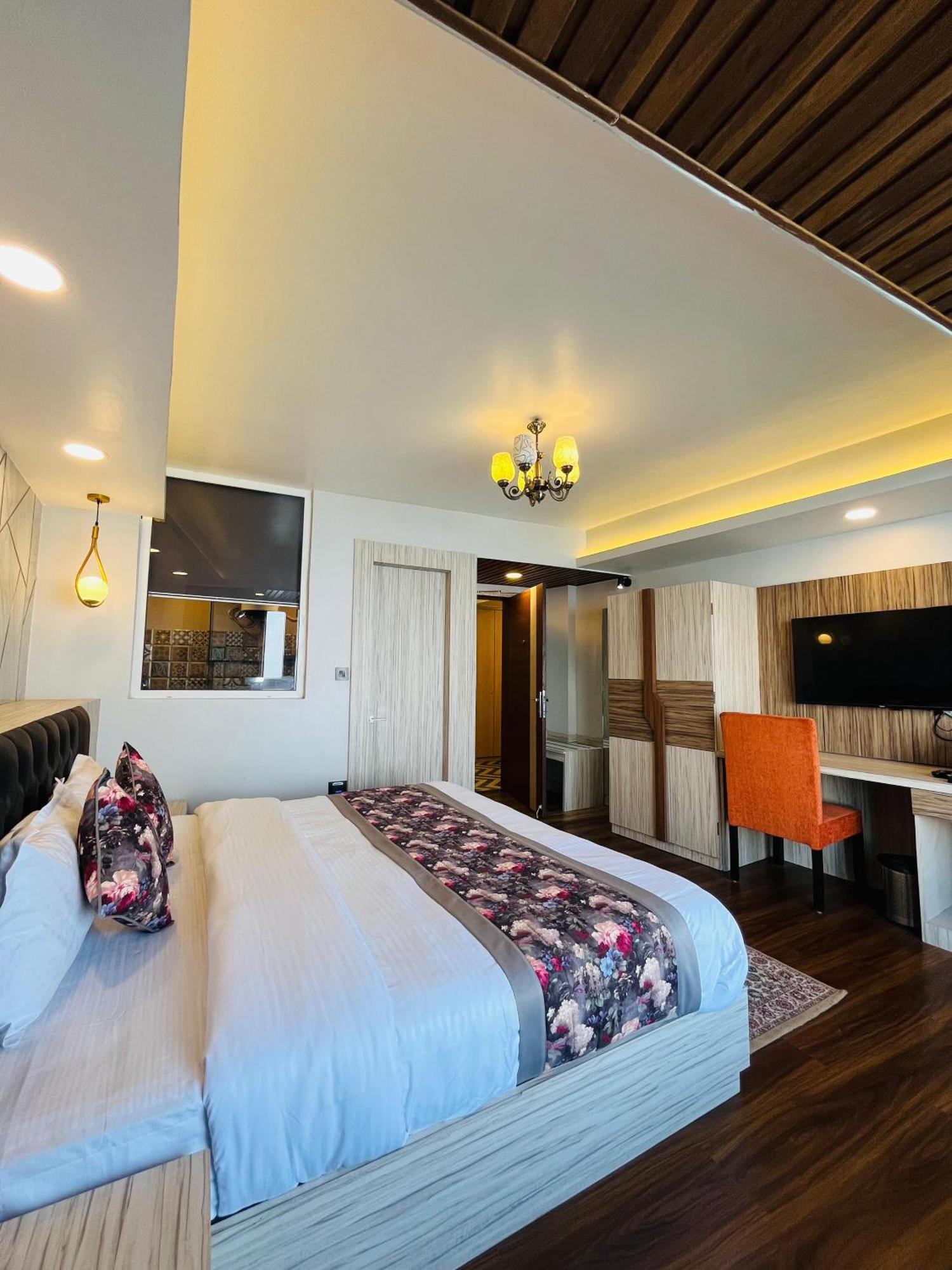 Luxury Stay At Hotel Broadway Boutique Mall Road Chowrasta Near Mahakal Temple Darjeeling  Exterior foto
