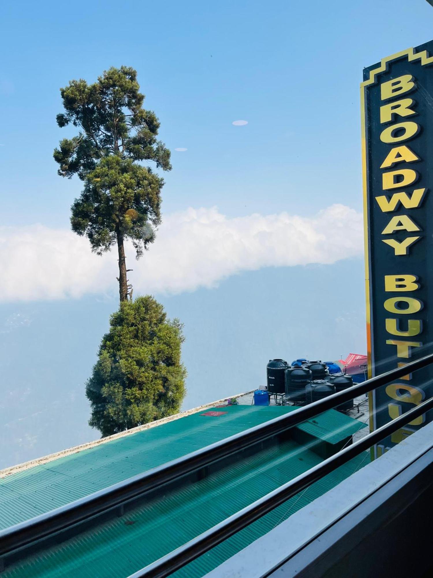 Luxury Stay At Hotel Broadway Boutique Mall Road Chowrasta Near Mahakal Temple Darjeeling  Exterior foto