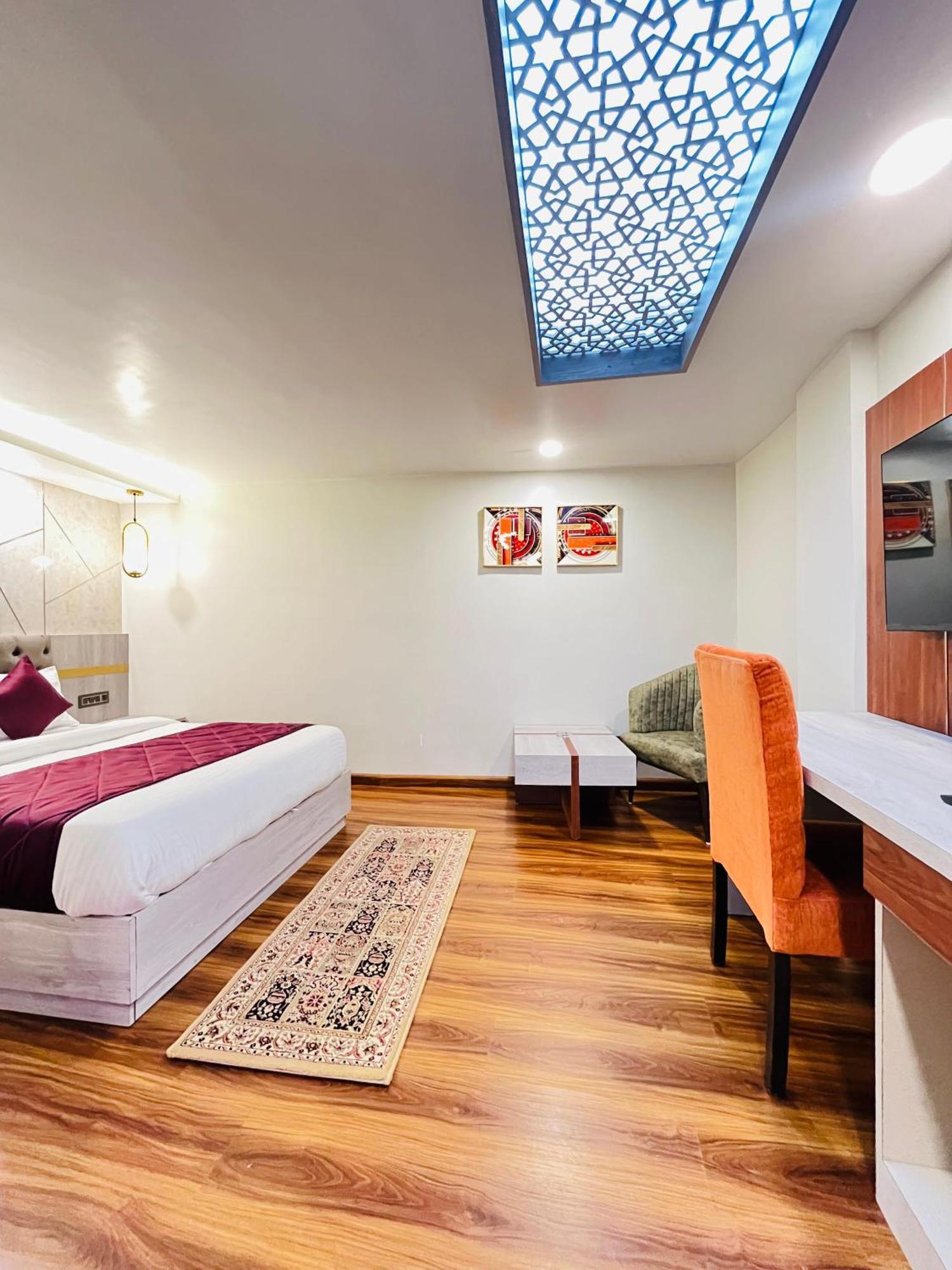 Luxury Stay At Hotel Broadway Boutique Mall Road Chowrasta Near Mahakal Temple Darjeeling  Exterior foto