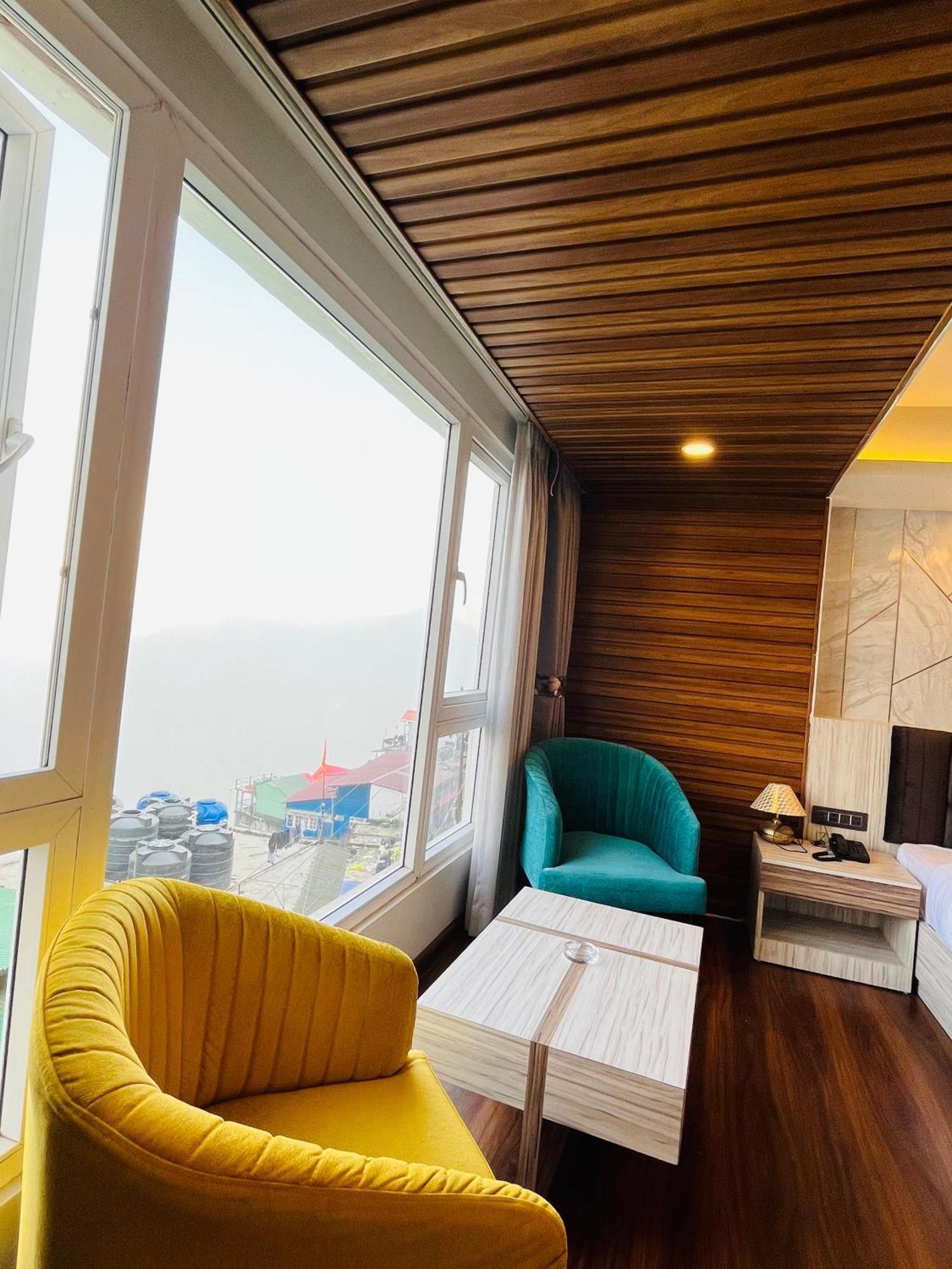 Luxury Stay At Hotel Broadway Boutique Mall Road Chowrasta Near Mahakal Temple Darjeeling  Exterior foto