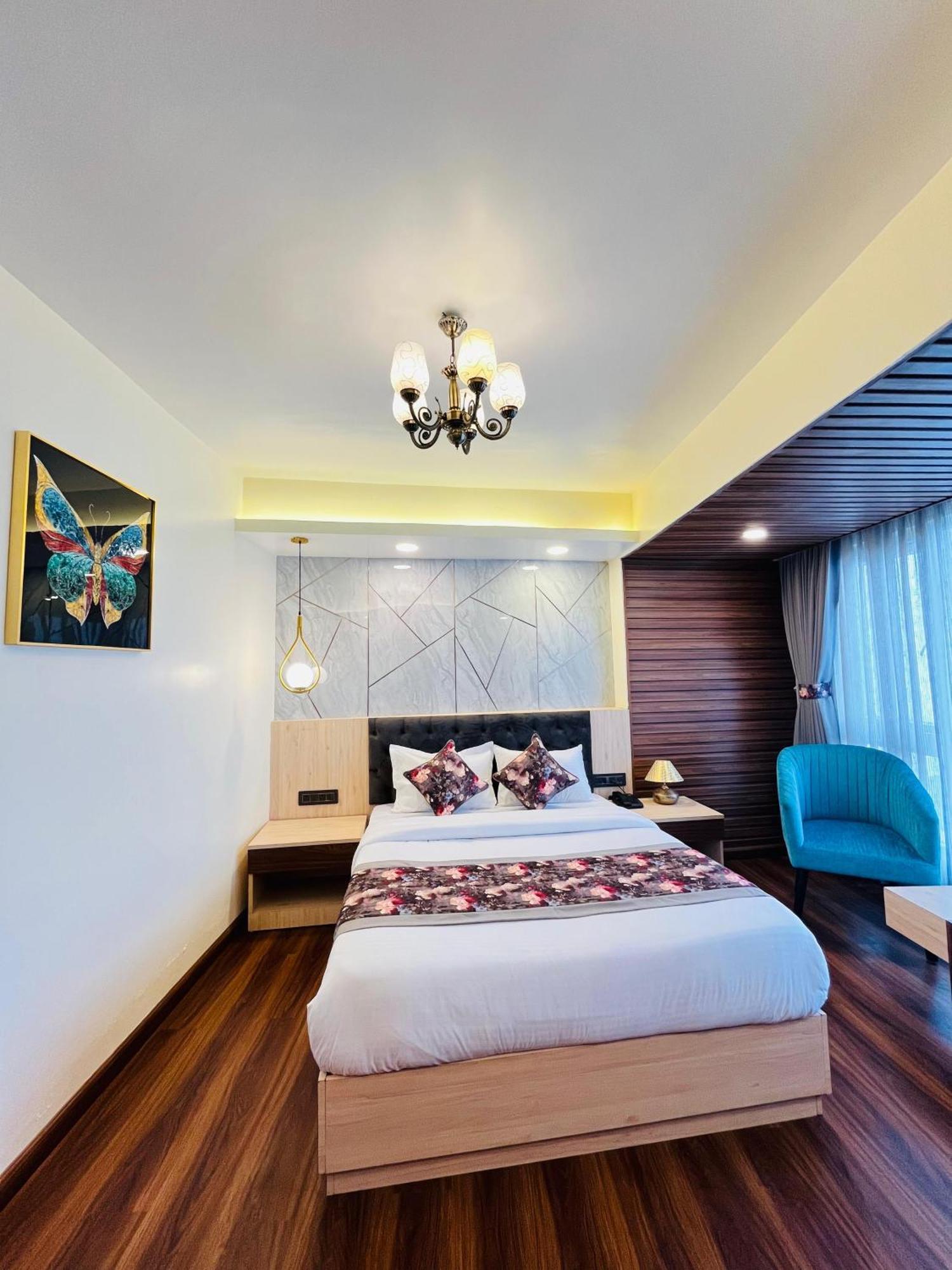Luxury Stay At Hotel Broadway Boutique Mall Road Chowrasta Near Mahakal Temple Darjeeling  Exterior foto