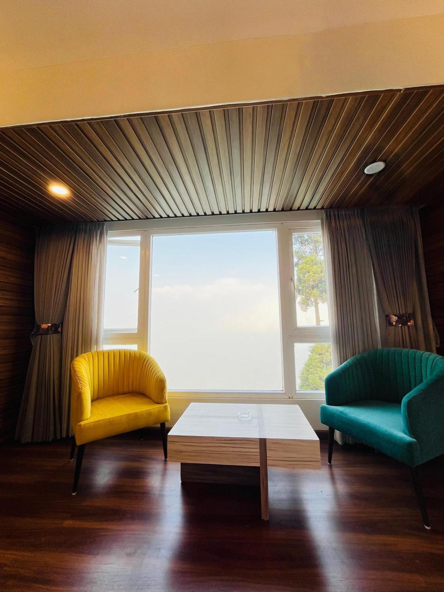 Luxury Stay At Hotel Broadway Boutique Mall Road Chowrasta Near Mahakal Temple Darjeeling  Exterior foto