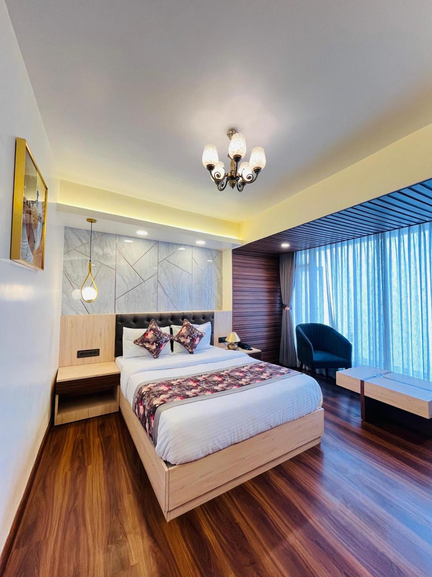 Luxury Stay At Hotel Broadway Boutique Mall Road Chowrasta Near Mahakal Temple Darjeeling  Exterior foto