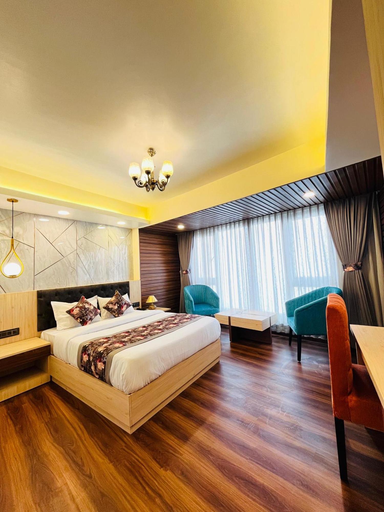 Luxury Stay At Hotel Broadway Boutique Mall Road Chowrasta Near Mahakal Temple Darjeeling  Exterior foto