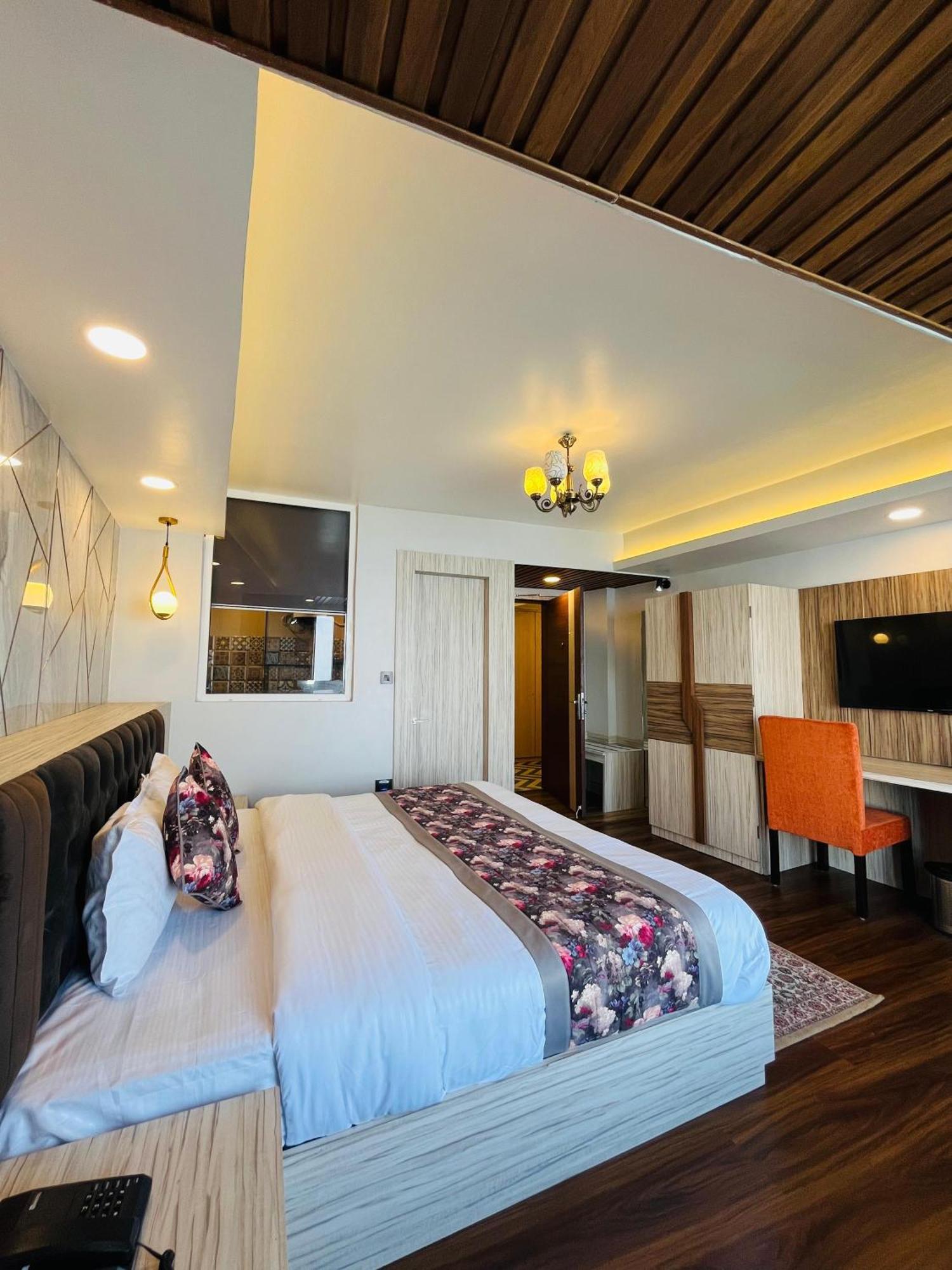Luxury Stay At Hotel Broadway Boutique Mall Road Chowrasta Near Mahakal Temple Darjeeling  Exterior foto