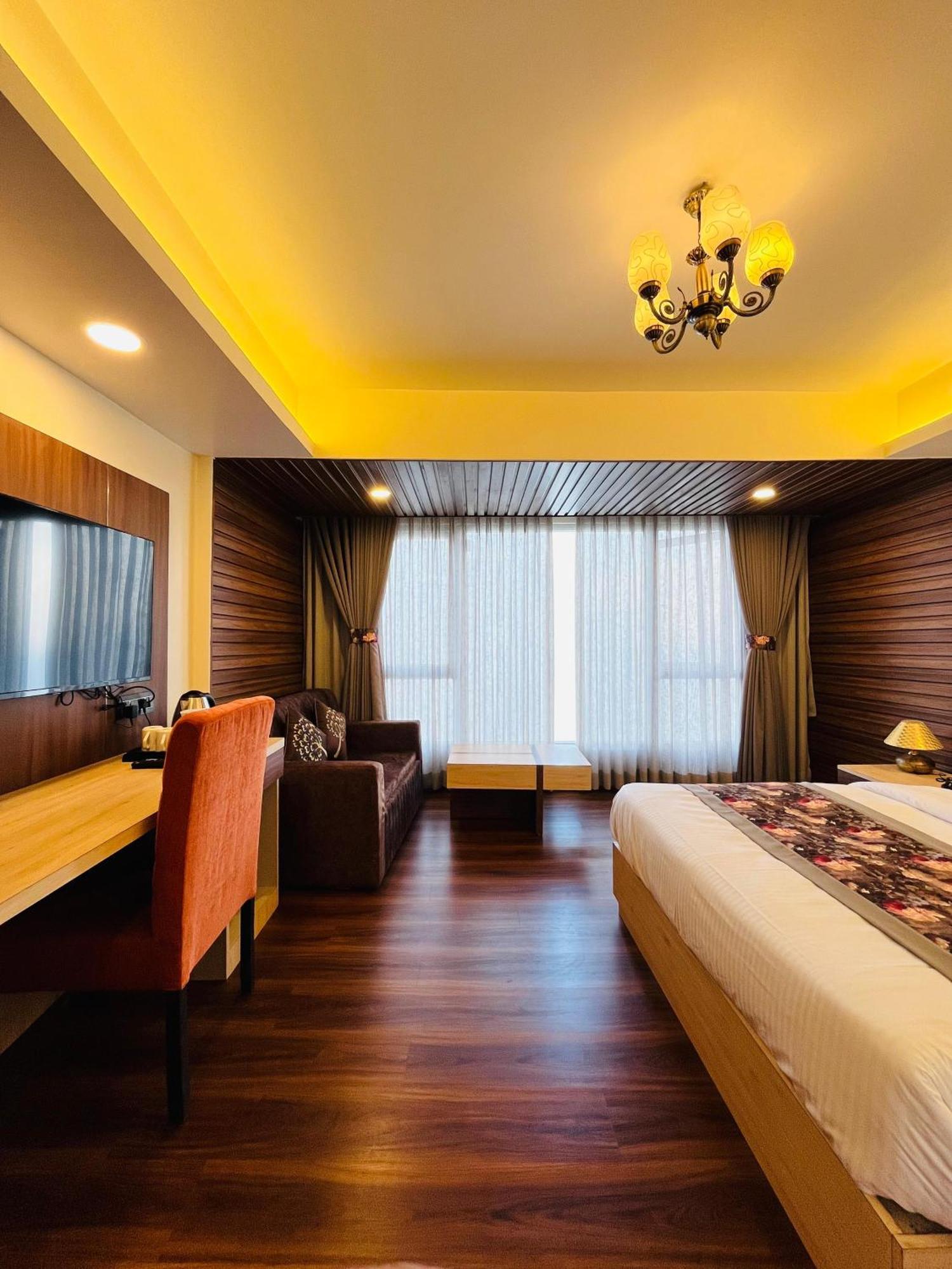 Luxury Stay At Hotel Broadway Boutique Mall Road Chowrasta Near Mahakal Temple Darjeeling  Exterior foto