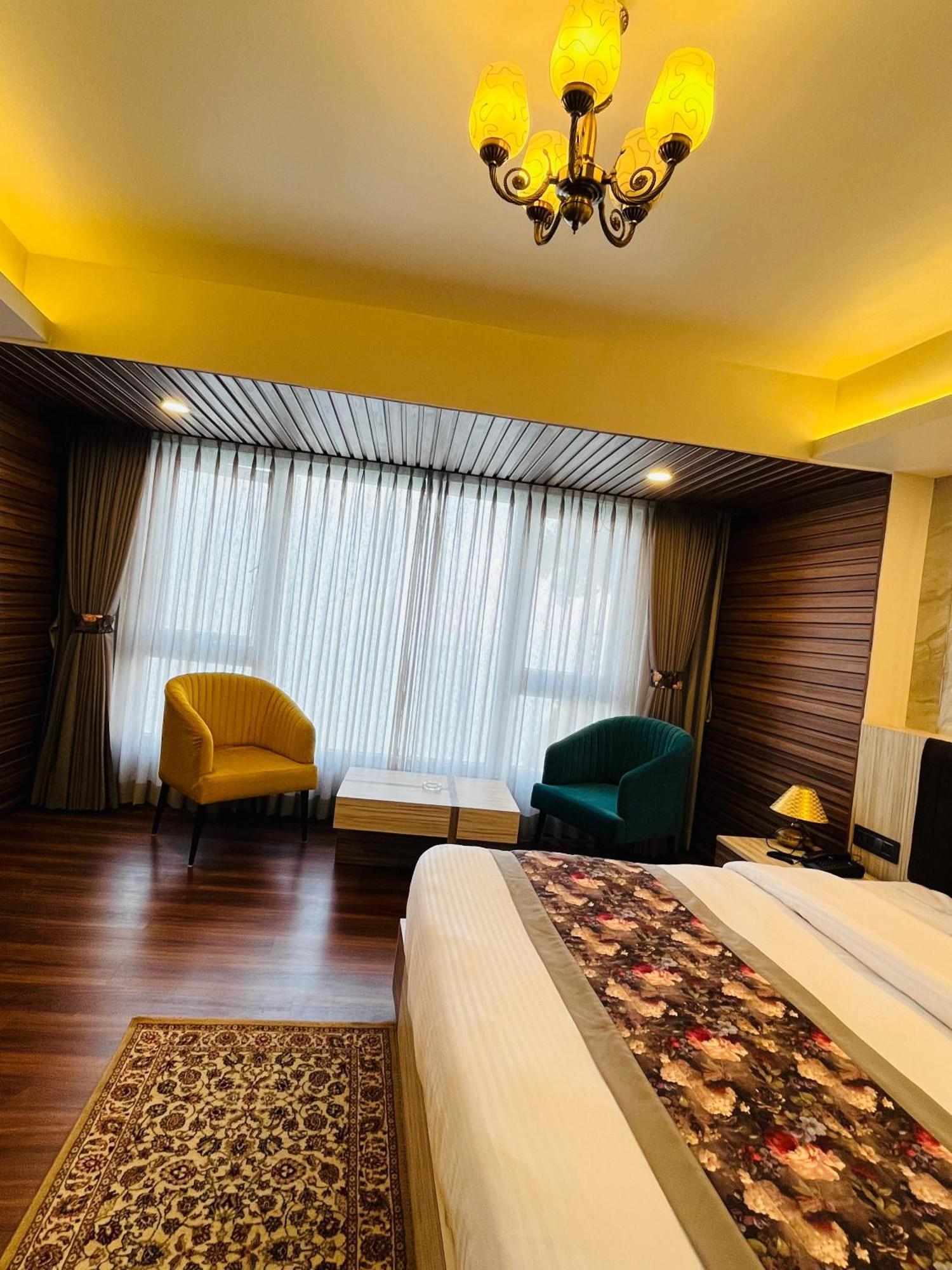 Luxury Stay At Hotel Broadway Boutique Mall Road Chowrasta Near Mahakal Temple Darjeeling  Exterior foto