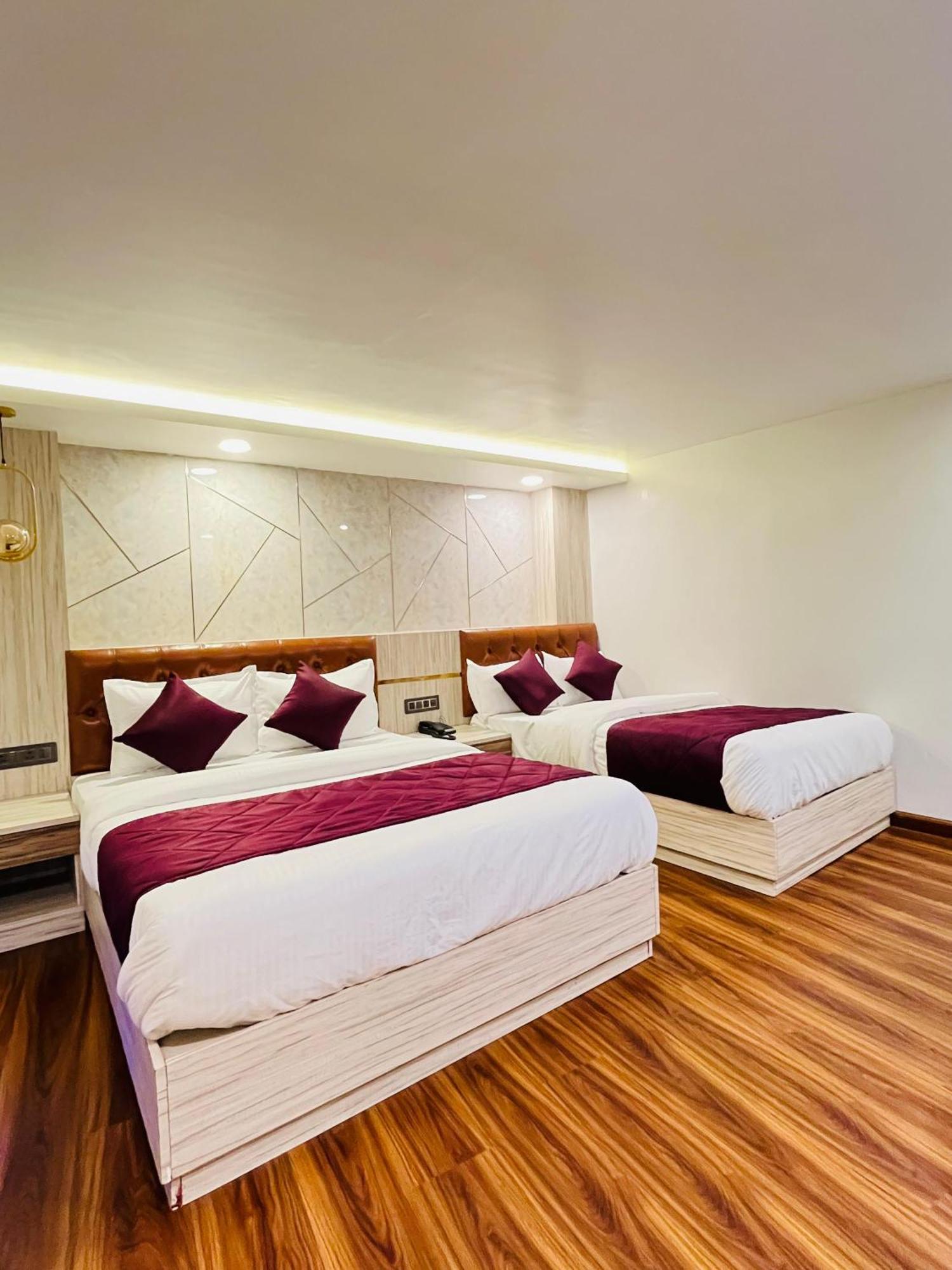 Luxury Stay At Hotel Broadway Boutique Mall Road Chowrasta Near Mahakal Temple Darjeeling  Exterior foto
