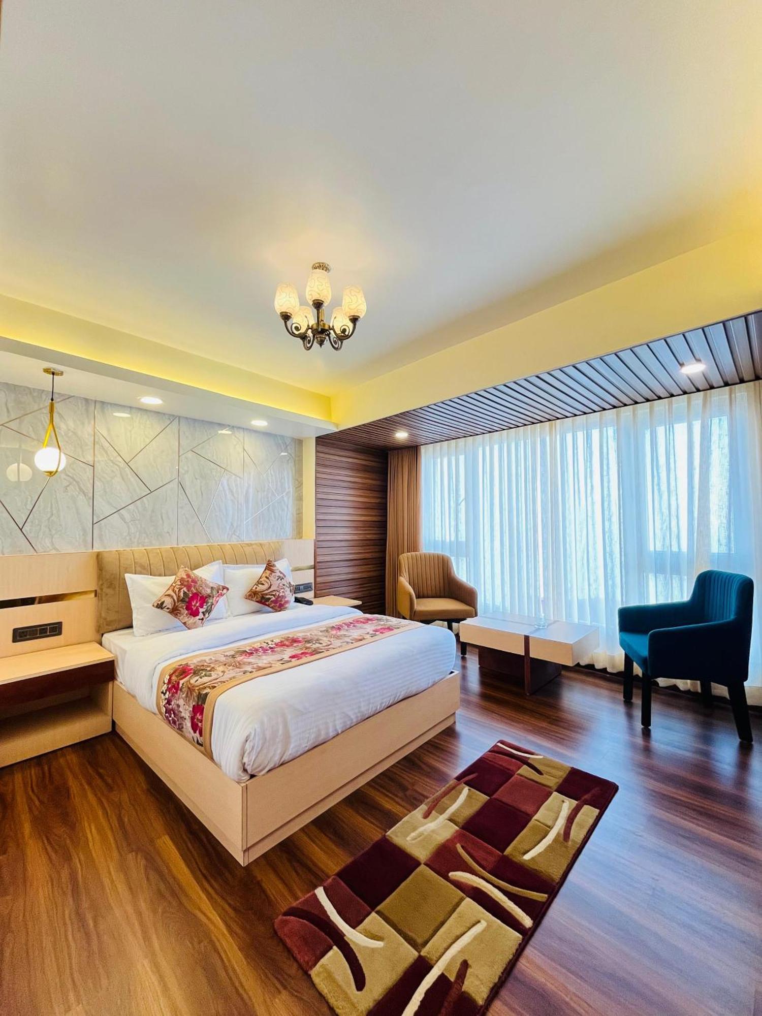 Luxury Stay At Hotel Broadway Boutique Mall Road Chowrasta Near Mahakal Temple Darjeeling  Exterior foto
