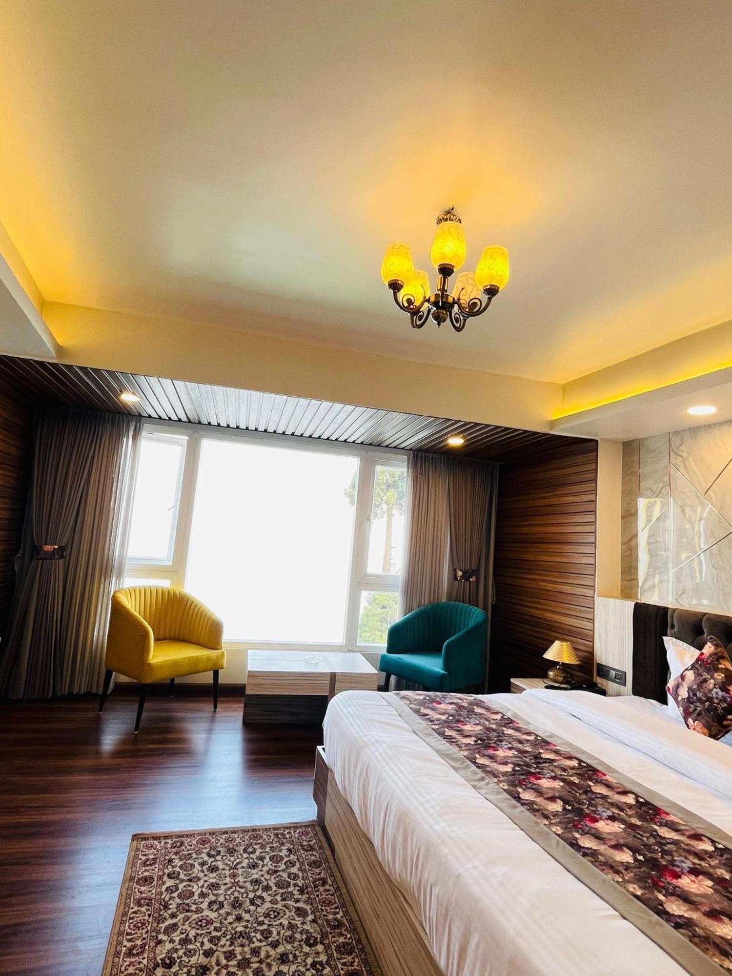 Luxury Stay At Hotel Broadway Boutique Mall Road Chowrasta Near Mahakal Temple Darjeeling  Exterior foto
