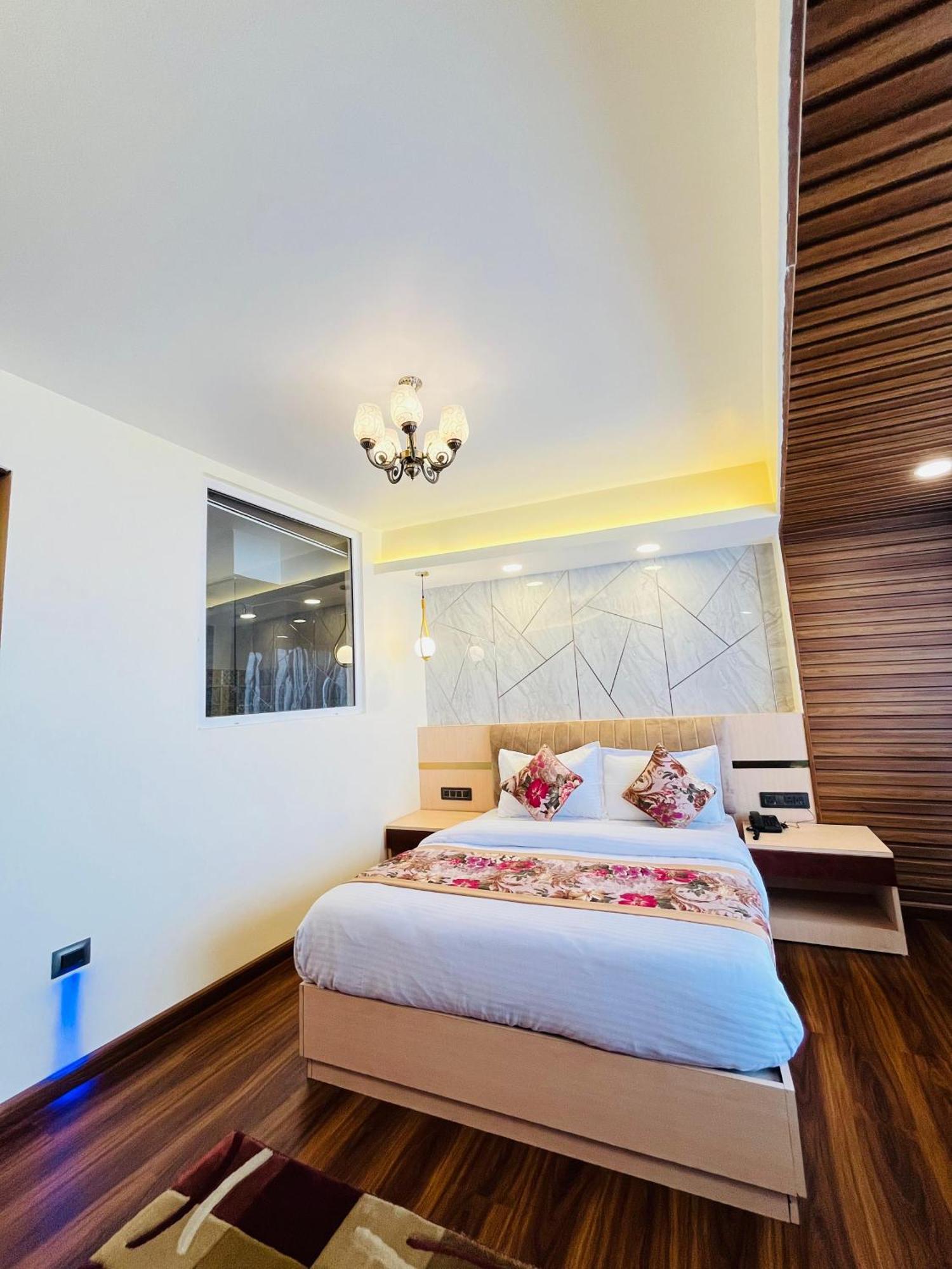 Luxury Stay At Hotel Broadway Boutique Mall Road Chowrasta Near Mahakal Temple Darjeeling  Exterior foto
