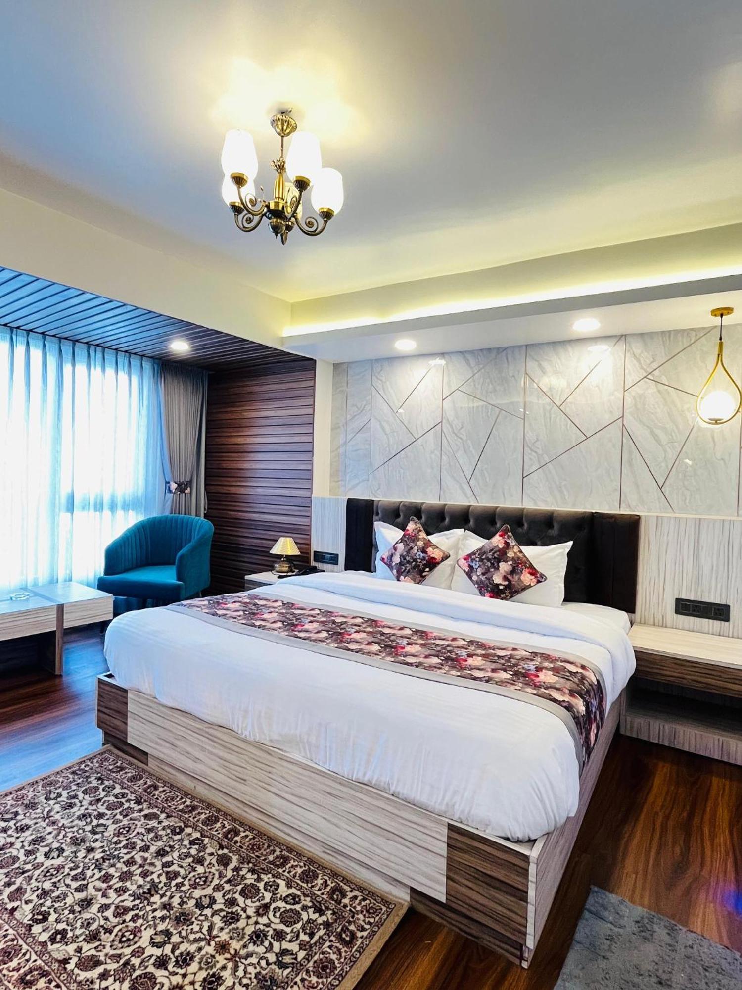 Luxury Stay At Hotel Broadway Boutique Mall Road Chowrasta Near Mahakal Temple Darjeeling  Exterior foto