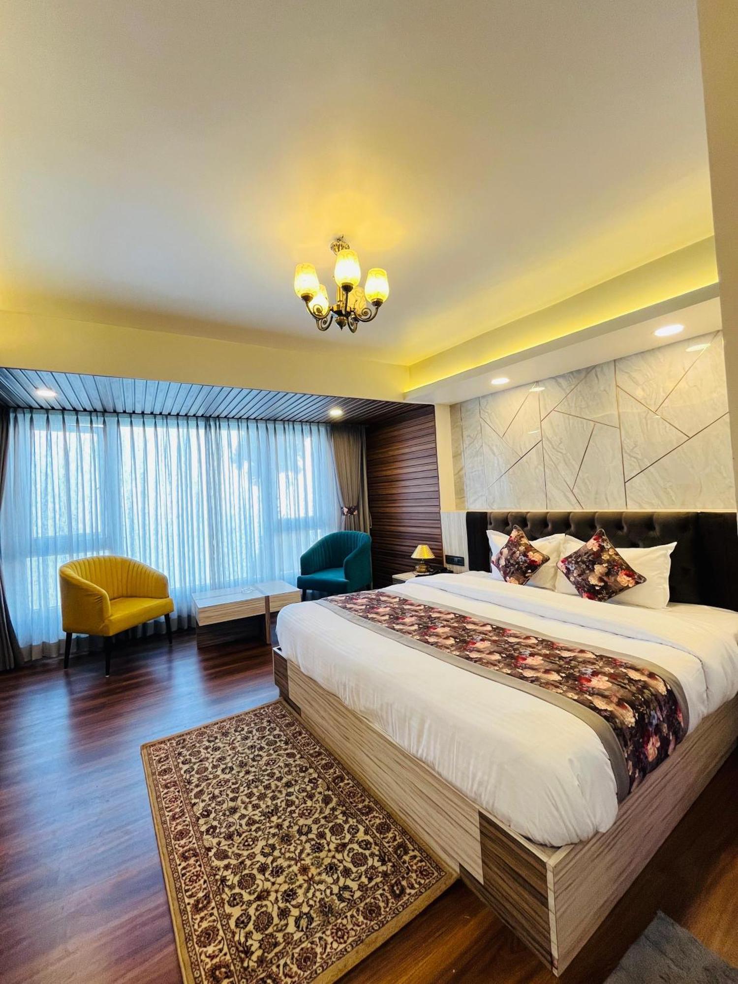 Luxury Stay At Hotel Broadway Boutique Mall Road Chowrasta Near Mahakal Temple Darjeeling  Exterior foto