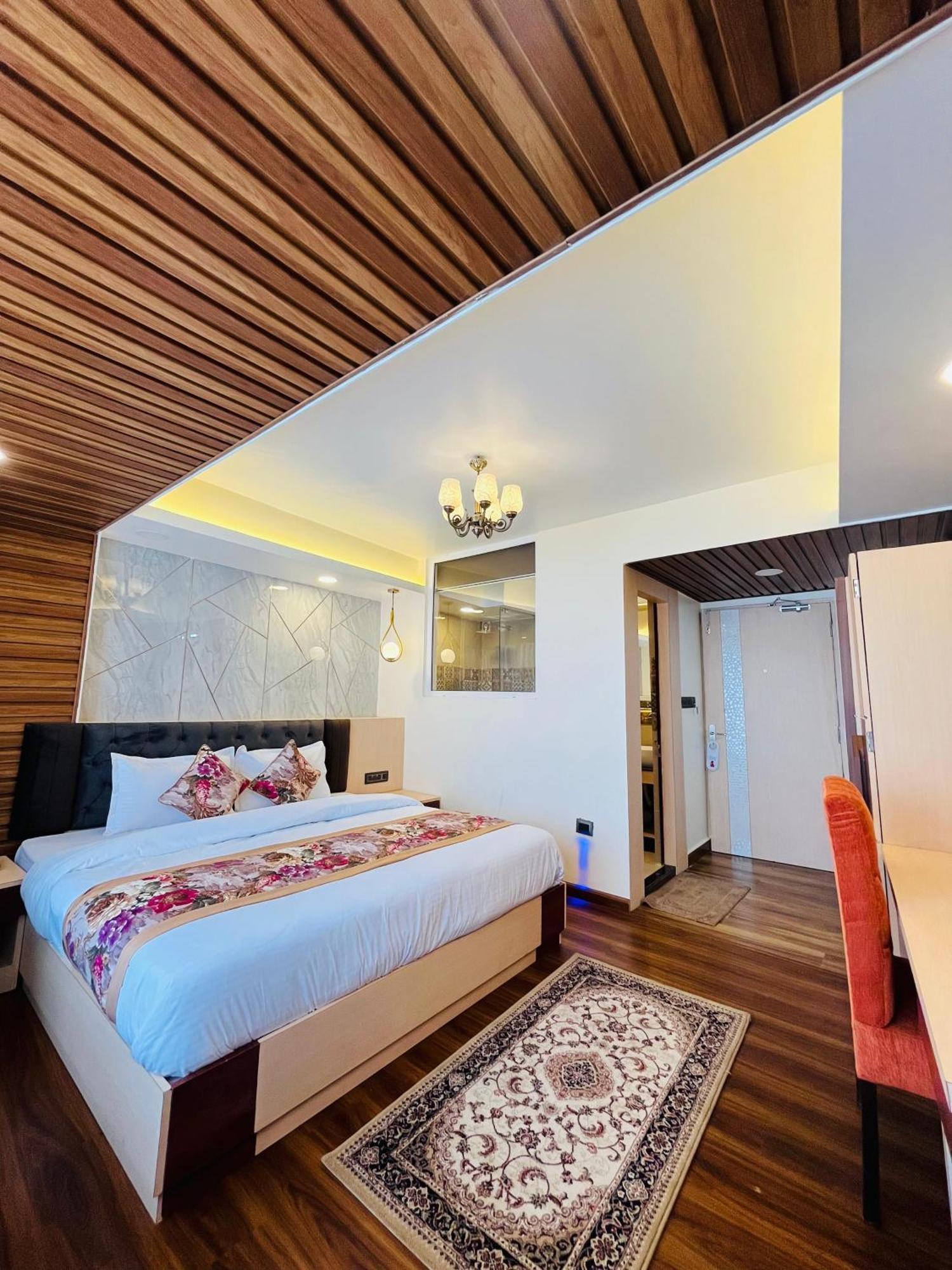 Luxury Stay At Hotel Broadway Boutique Mall Road Chowrasta Near Mahakal Temple Darjeeling  Exterior foto