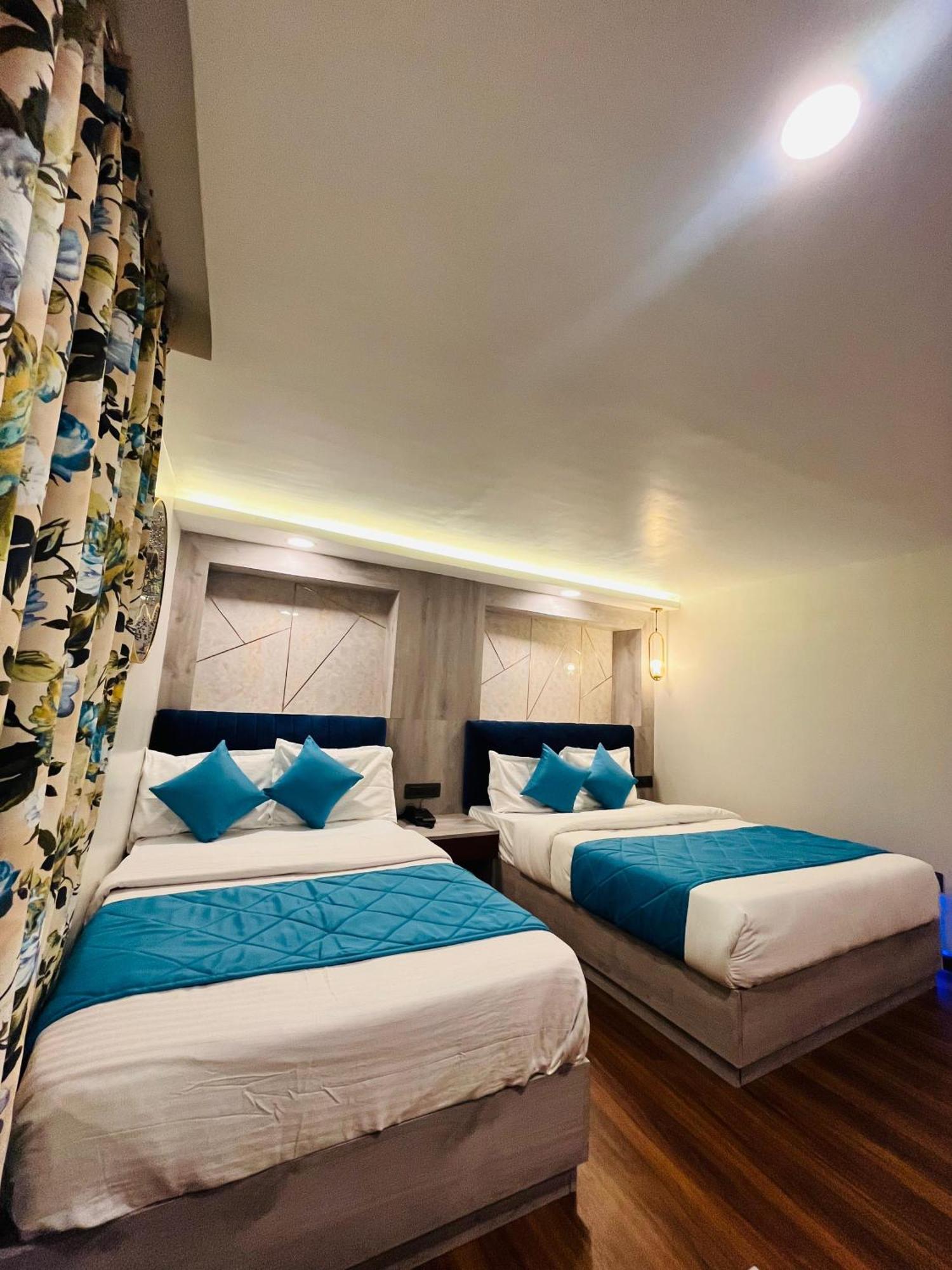 Luxury Stay At Hotel Broadway Boutique Mall Road Chowrasta Near Mahakal Temple Darjeeling  Exterior foto