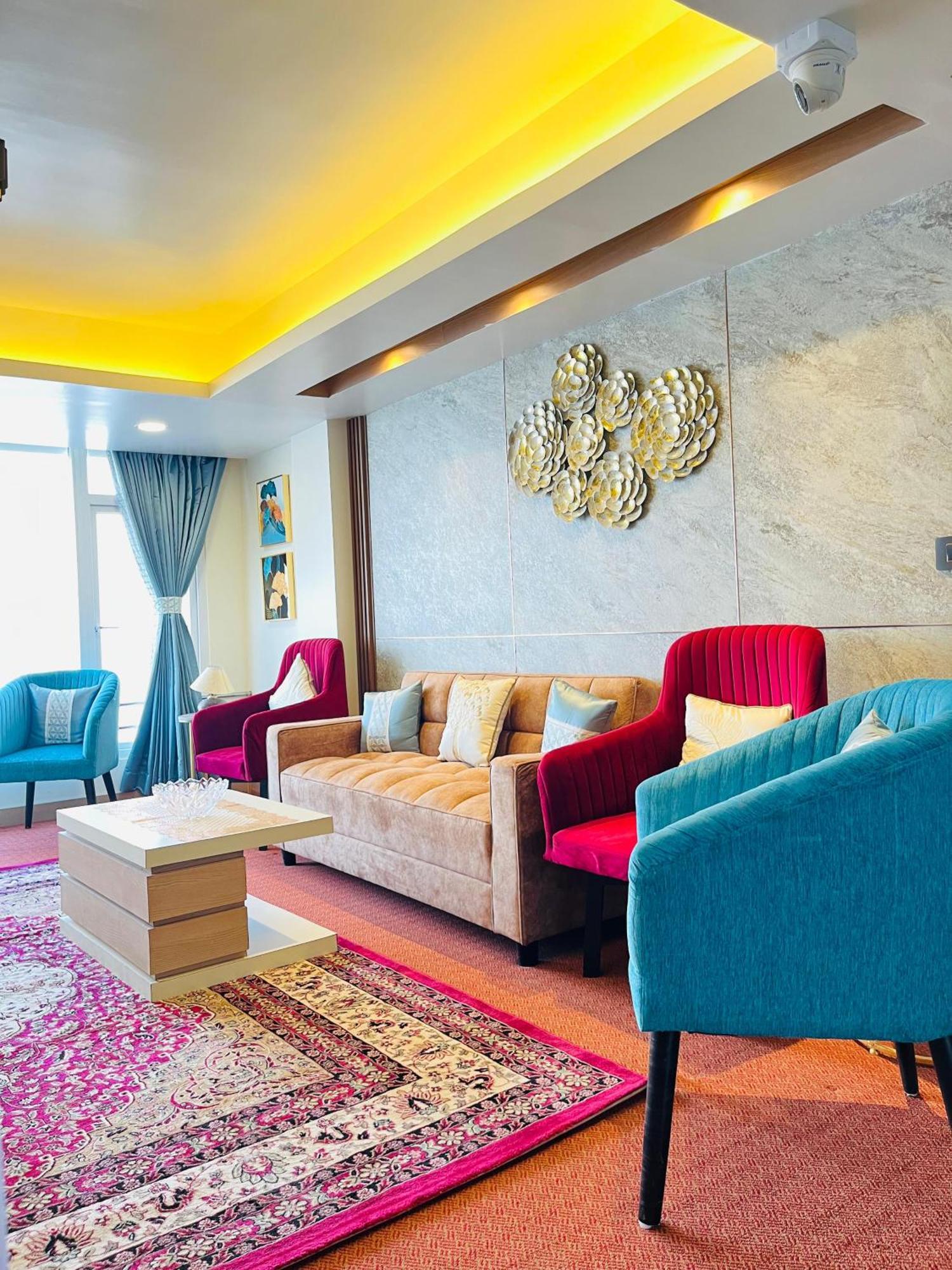 Luxury Stay At Hotel Broadway Boutique Mall Road Chowrasta Near Mahakal Temple Darjeeling  Exterior foto