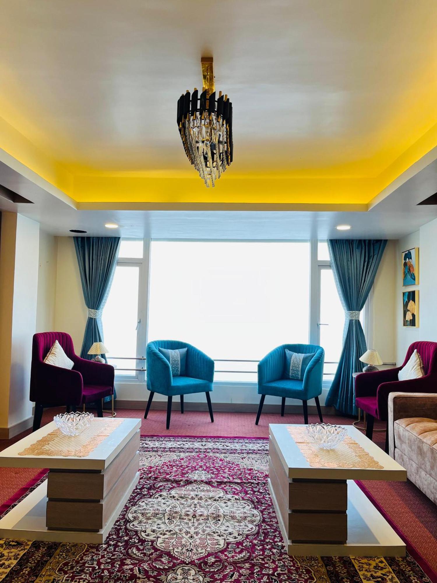 Luxury Stay At Hotel Broadway Boutique Mall Road Chowrasta Near Mahakal Temple Darjeeling  Exterior foto