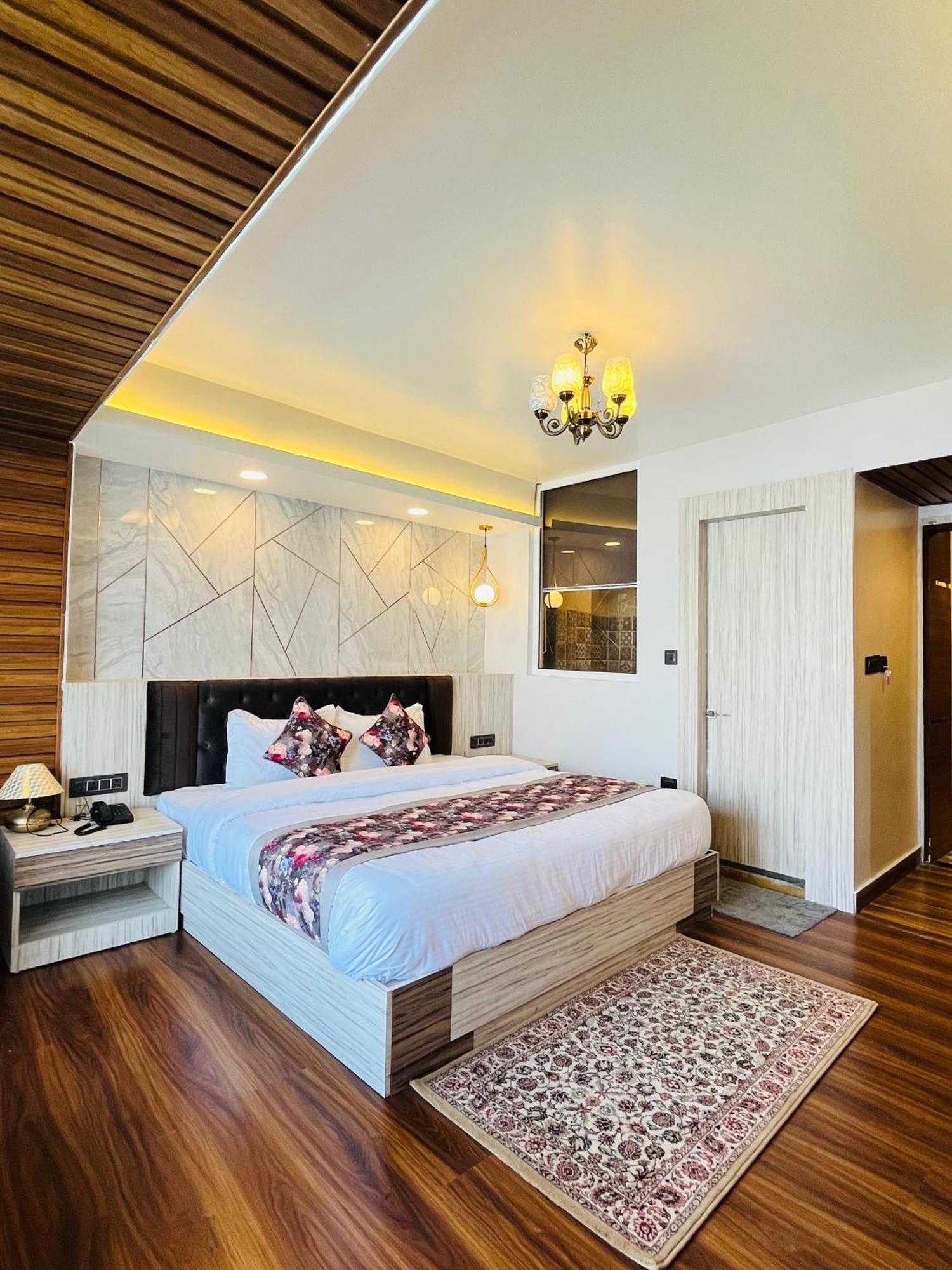 Luxury Stay At Hotel Broadway Boutique Mall Road Chowrasta Near Mahakal Temple Darjeeling  Exterior foto