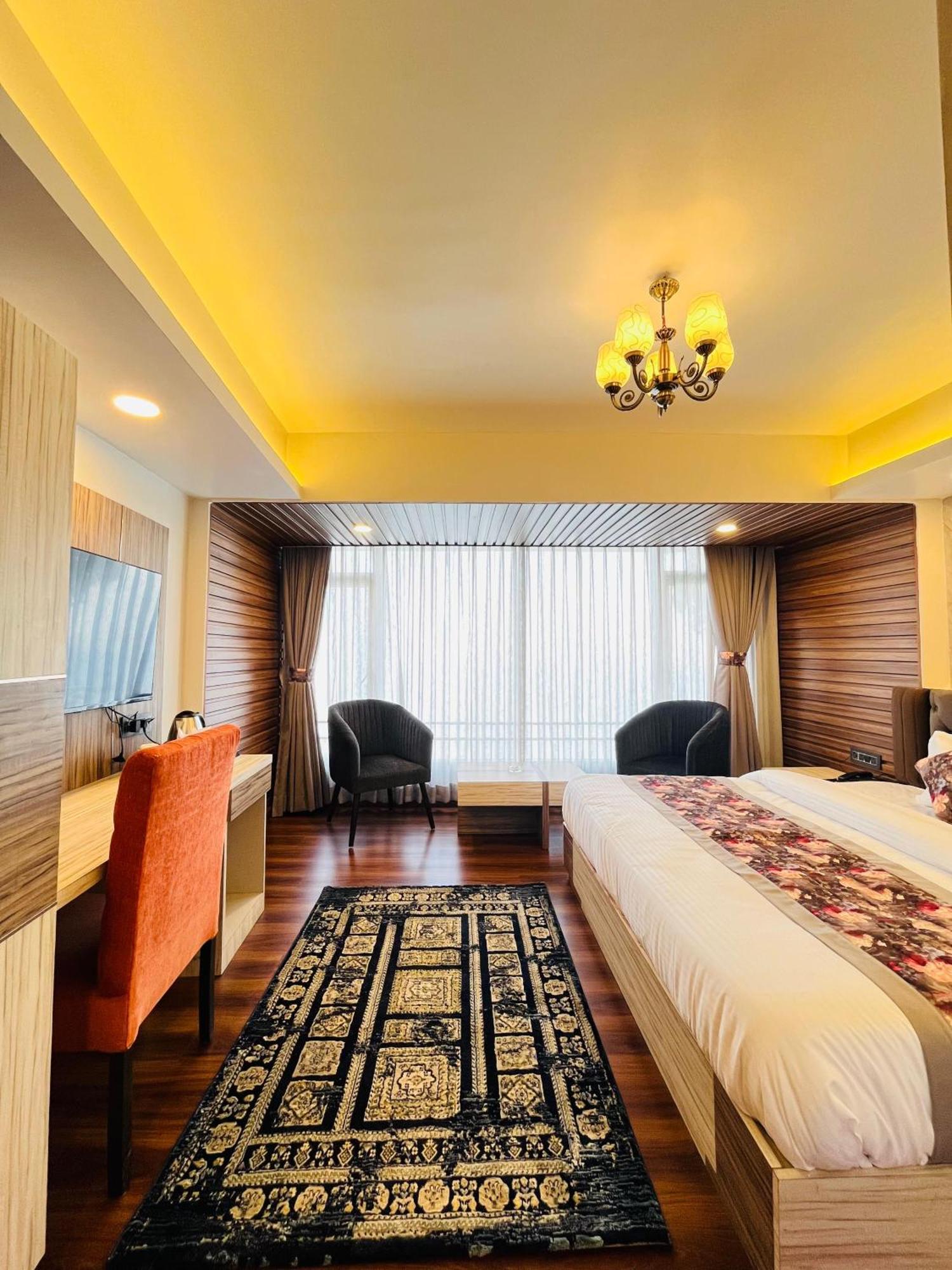 Luxury Stay At Hotel Broadway Boutique Mall Road Chowrasta Near Mahakal Temple Darjeeling  Exterior foto
