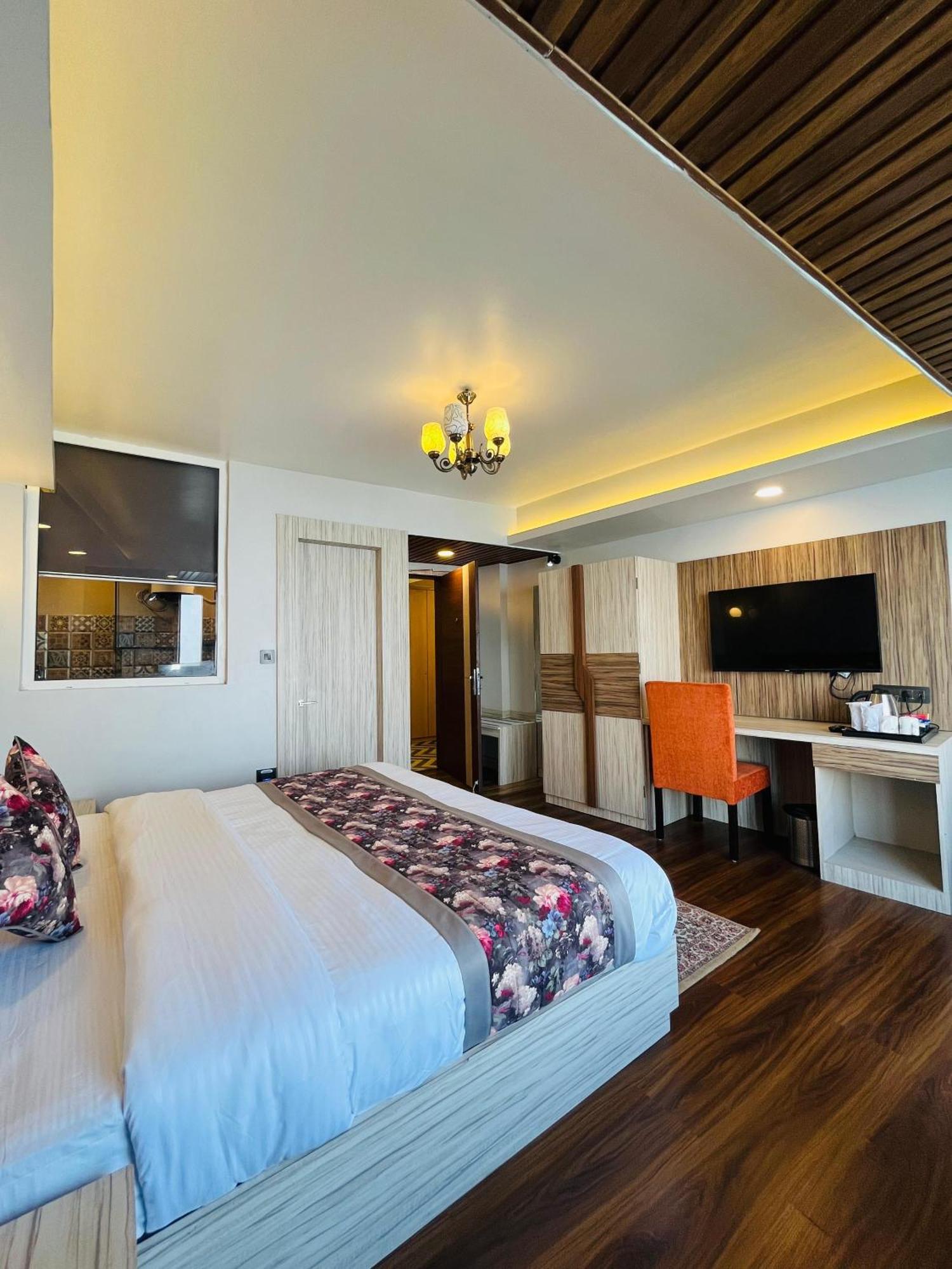 Luxury Stay At Hotel Broadway Boutique Mall Road Chowrasta Near Mahakal Temple Darjeeling  Exterior foto