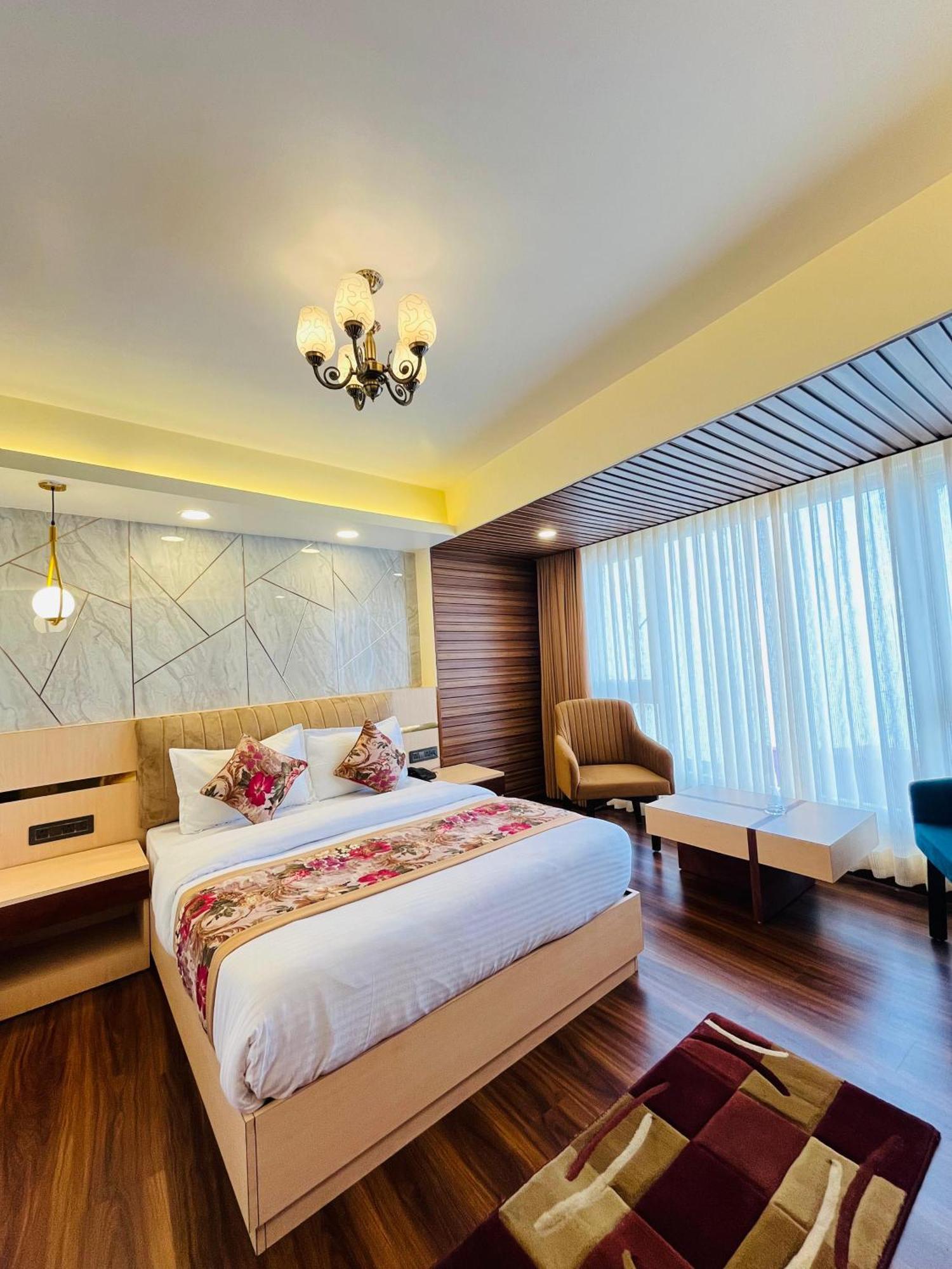 Luxury Stay At Hotel Broadway Boutique Mall Road Chowrasta Near Mahakal Temple Darjeeling  Exterior foto