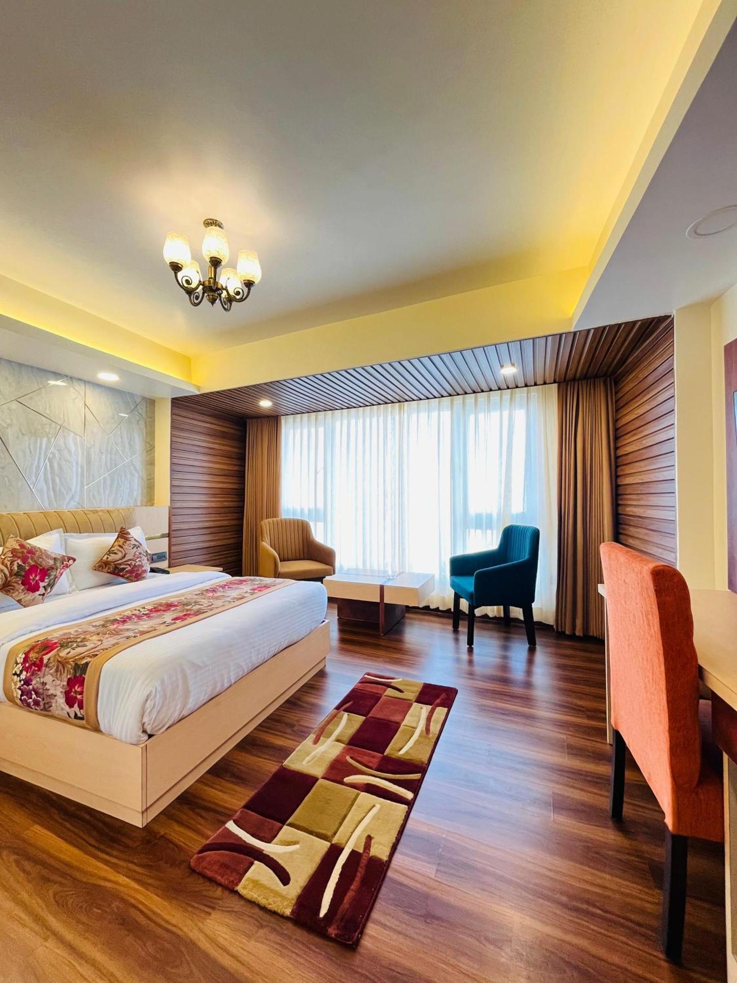 Luxury Stay At Hotel Broadway Boutique Mall Road Chowrasta Near Mahakal Temple Darjeeling  Exterior foto