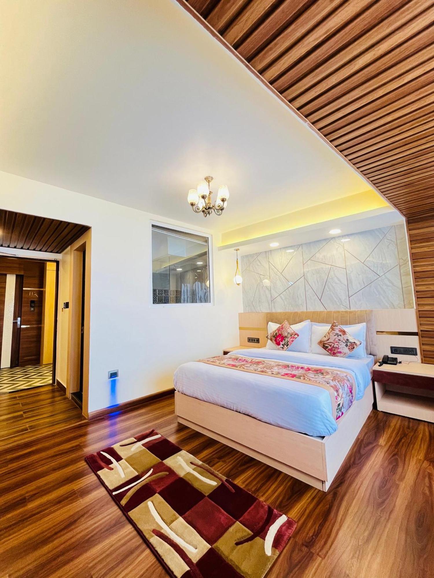 Luxury Stay At Hotel Broadway Boutique Mall Road Chowrasta Near Mahakal Temple Darjeeling  Exterior foto