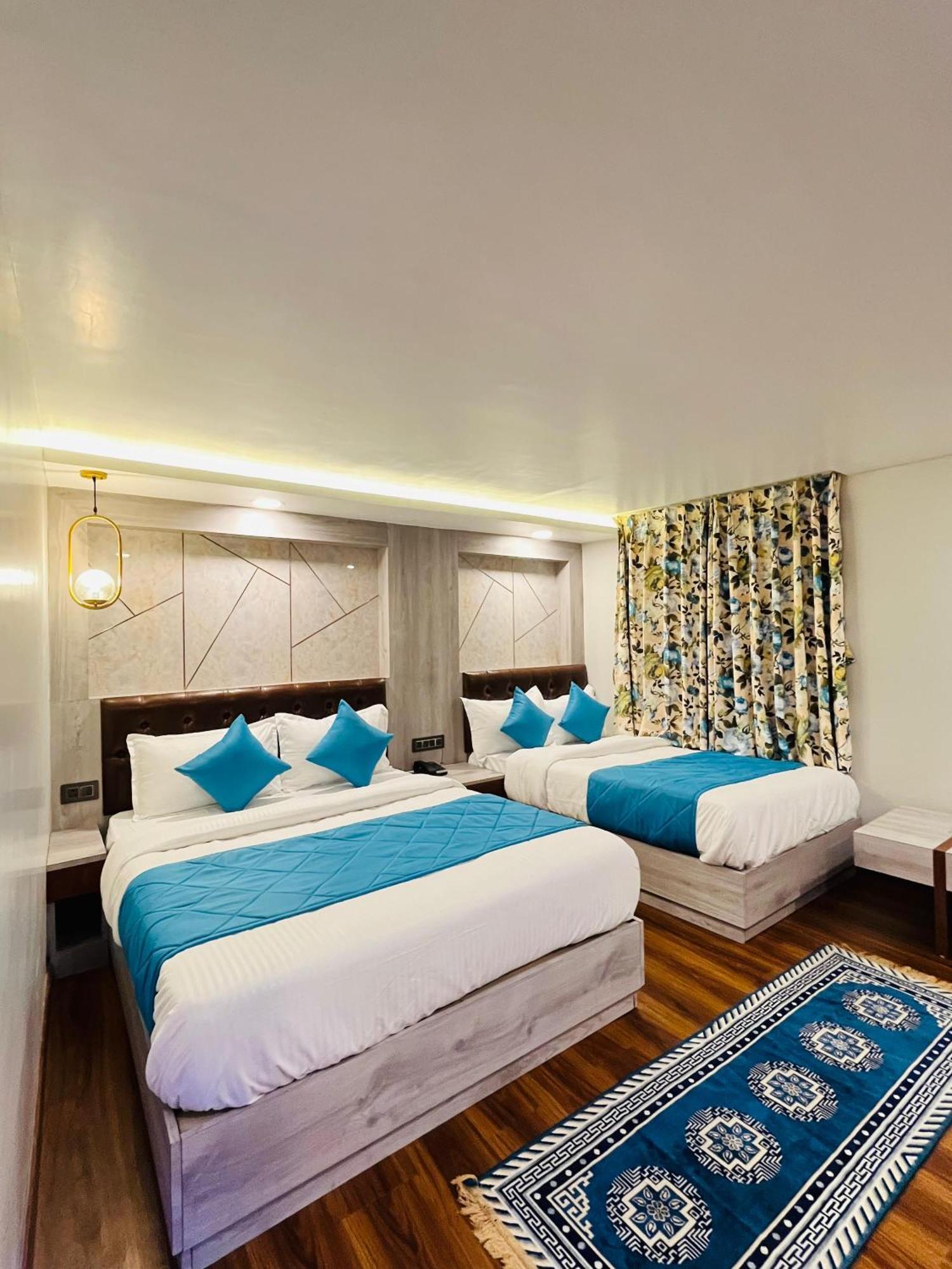 Luxury Stay At Hotel Broadway Boutique Mall Road Chowrasta Near Mahakal Temple Darjeeling  Exterior foto