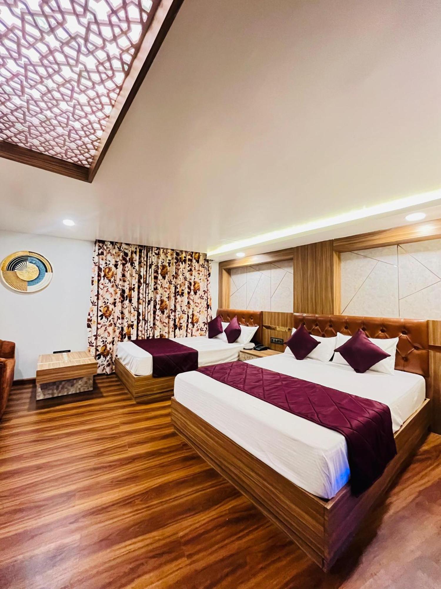 Luxury Stay At Hotel Broadway Boutique Mall Road Chowrasta Near Mahakal Temple Darjeeling  Exterior foto
