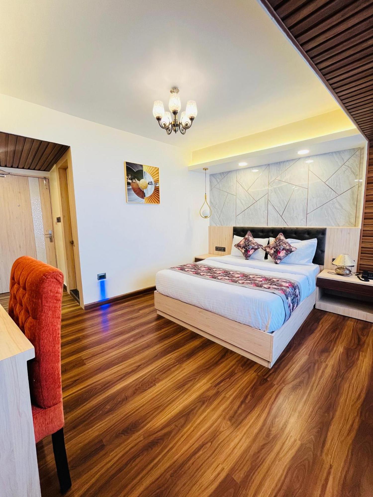 Luxury Stay At Hotel Broadway Boutique Mall Road Chowrasta Near Mahakal Temple Darjeeling  Exterior foto